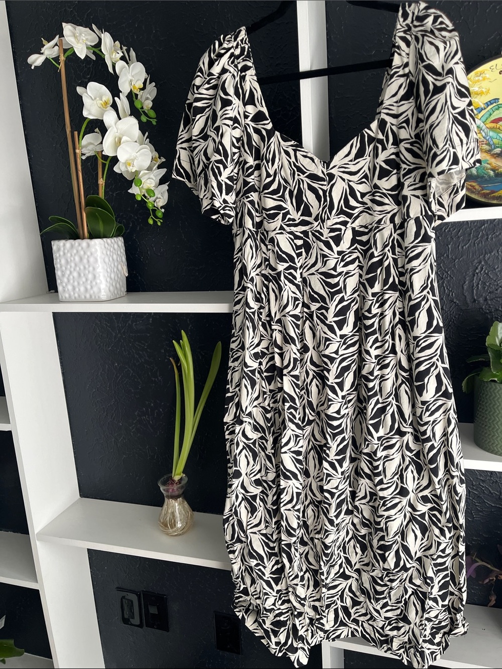 Black and White Leaf-Print Midi Dress with pockets Woman’s 14